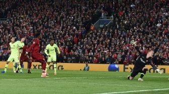 Striker Liverpool Divock Origi (kiri), mencetak gol keempat mereka selama pertandingan sepak bola leg kedua semifinal Liga Champions antara Liverpool melawan Barcelona di Stadion Anfield, Liverpool, Inggris, Kamis (8/5) dini hari WIB. [Paul ELLIS / AFP]
