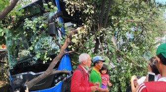 Tabrak Pembatas Jalan di Grogol, Bus TransJakarta Ringsek