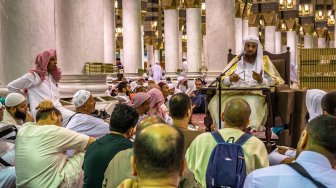 Sejumlah umat muslim mengikuti kajian Islam di Masjid Nabawi, Madinah, Arab Saudi, Rabu (8/5). ANTARA FOTO/Aji Styawan