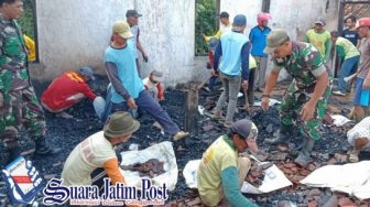 Babinsa Kodim Pati Bersama Warga Bersihkan Puing Sisa Kebakaran Rumah
