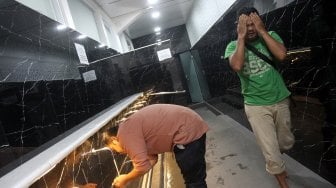 Warga beribadah di Masjid Al I'tishom, Cilandak, Jakarta Selatan, Rabu (8/5). [Suara.com/Arief Hermawan P]