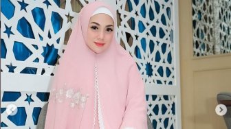 Non-Muslim Tapi Sering Berbaju Muslimah, Celine Evangelista Didoakan Mualaf
