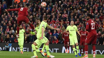 Gelandang Liverpool Georginio Wijnaldum (kiri) mencetak gol ketiga mereka selama pertandingan sepak bola leg kedua semifinal Liga Champions antara Liverpool melawan Barcelona di Stadion Anfield, Liverpool, Inggris, Kamis (8/5) dini hari WIB. [Paul ELLIS / AFP] 
