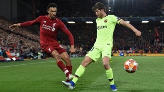 Bek Liverpool Trent Alexander-Arnold (kiri) bersaing dengan gelandang Barcelona Sergi Roberto selama pertandingan sepak bola leg kedua semifinal Liga Champions antara Liverpool melawan Barcelona di Stadion Anfield, Liverpool, Inggris, Kamis (8/5) dini hari WIB. [Paul ELLIS / AFP]