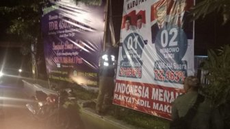 Baliho 'Kemenangan Prabowo - Sandiaga' di Garut Diturunkan Petugas