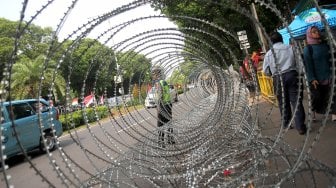 Kawat Berduri Dipasang di Depan Kantor KPU