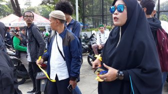 Pakai Pita Kuning, Massa Aksi Menuju KPU Kumpul di Lapangan Banteng