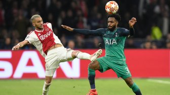 Gelandang Ajax Hakim Ziyech bersaing dengan bek Tottenham Danny Rose selama pertandingan sepak bola leg kedua semifinal Liga Champions antara Ajax Amsterdam melawan Tottenham Hotspur di Stadion Johan Cruyff Arena, Amsterdam, Belanda, Kamis (9/5) dini hari WIB. [JOHN THYS / AFP]
