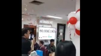 Merinding, Suasana War Room TKN saat Real Count Jokowi Capai 80 Juta Suara