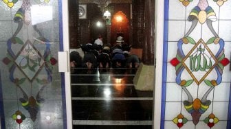 Suasana Masjid Agung Al Munada Darussalam Baiturrahman atau disebut Masjid Perahu, di Jalan Casablanca No 38, Jakarta, Kamis (9/5). [suara.com/Oke Atmaja]
