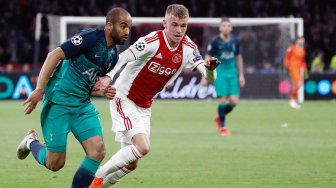 Pemain depan Tottenham asal Brazil Lucas (kiri) bersaing dengan bek Ajax asal Belanda Daley Sinkgraven selama pertandingan sepak bola leg kedua semifinal Liga Champions antara Ajax Amsterdam melawan Tottenham Hotspur  di Stadion Johan Cruyff Arena, Amsterdam, Belanda, Kamis (9/5) dini hari WIB. [Adrian DENNIS / AFP]