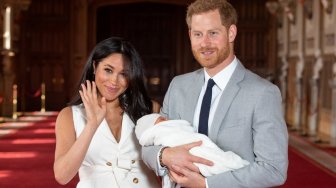 Bikin Gemas, Pangeran Harry Rayakan Hari Ayah Pertamanya Bareng Bayi Archie