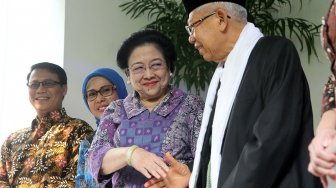 Calon Wakil Presiden (Cawapres) nomor urut 01, KH Ma'ruf Amin saat tiba di kediaman Ketua Umum PDIP, Megawati Soekarnoputri, Jakarta, Kamis (9/5). [Suara.com/Arief Hermawan P]
