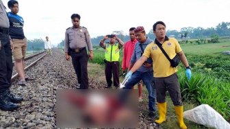 Tinggalkan Motor dan Mondar-mandir di Rel, Ernawati Tabrakan Diri ke KAI