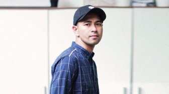 Raffi Ahmad Kedapatan Mengaji di Jeda Syuting Pesbukers Kesalehannya Dipuji