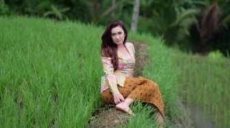 Nafa Urbach Tampil Menggoda di Pinggir Sawah, Begini Komen Lucu Netizen