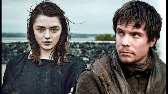 Joe Dempsie Tak Nyaman Beradegan Seks dengan Maisie Williams di GOT