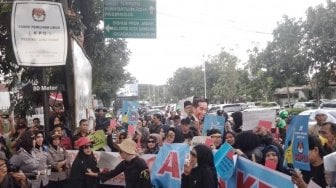 Emak-emak Aksi Pukul Panci Desak KPU Bongkar Makam dan Autopsi Jenazah KPPS