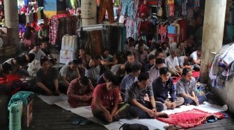 Jamaah melaksanakan salat Jumat di selasar Pasar Tanah Abang, Jakarta Pusat, Jumat (10/5). [Suara.com/Muhaimin A Untung]