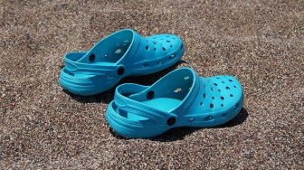 Viral, Sandal Crocs Diisi Krim Cukur Hasilnya Kayak Pencet Komedo