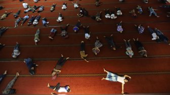 Jamaah saat melaksanakan tidur siang di ruang utama masjid Istiqlal, Jakarta Pusat, Sabtu (11/5). [Suara.com/Muhaimin A Untung]