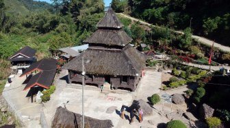 Warga beraktivitas di sekitar Masjid Kayu Jao, Kecamatan Gunung Talang, Kab.Solok, Sumatera Barat, Sabtu (11/5). ANTARA FOTO/Iggoy el Fitra