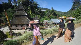 Warga beraktivitas di sekitar Masjid Kayu Jao, Kecamatan Gunung Talang, Kab.Solok, Sumatera Barat, Sabtu (11/5). ANTARA FOTO/Iggoy el Fitra