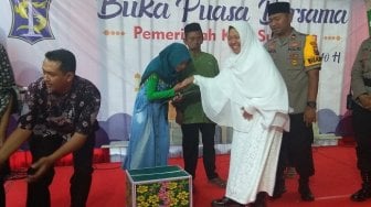 Buka Puasa di Eks Lokalisasi Dupak, Risma Tawarkan Beasiswa Khusus