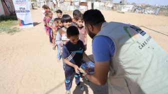Anak Palestina Korban Perang Antre Terima Makanan untuk Anak Palestina Korban Perang Antre Terima Makanan untuk