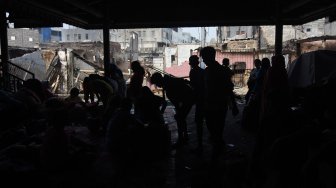 Suasana permukiman padat penduduk yang hangus pascakebakaran di Kampung Bandan, Jakarta Utara, Minggu (12/5). [ANTARA FOTO/Indrianto Eko Suwarso]