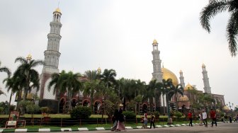 Warga beraktifitas di sekitar Masjid Dian Al Mahri atau yang dikenal dengan Masjid Kubah Emas di Depok, Jawa Barat, Minggu (12/5). [Suara.com/Arief Hermawan P]