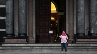 Warga beraktifitas di sekitar Masjid Dian Al Mahri atau yang dikenal dengan Masjid Kubah Emas di Depok, Jawa Barat, Minggu (12/5). [Suara.com/Arief Hermawan P]