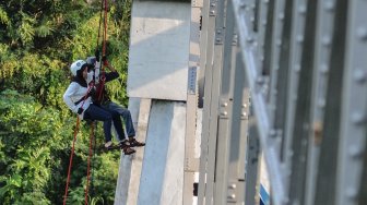 Sejumlah penggiat alam melakukan "rappeling" atau menuruni Jembatan Cirahong peninggalan Belanda di Kabupaten Tasikmalaya, Jawa Barat, Sabtu (11/). [ANTARA FOTO/Adeng Bustomi]