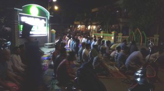 Tradisi Unik, Tarawih Kilat di Ponpes Mambaul Hikmah Cuma 10 Menit