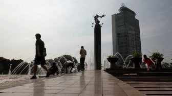 Warga beraktifitas saat Hari Bebas Kendaraan Bermotor atau Car Free Day (CFD) di kawasan Bundaran HI, Jakarta, Minggu (12/5). [Suara.com/Arief Hermawan P]
