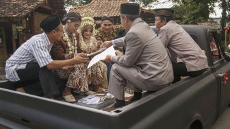 Unik! Nikah Bareng di Mobil Antik