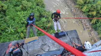 Sejumlah penggiat alam melakukan "rappeling" atau menuruni Jembatan Cirahong peninggalan Belanda di Kabupaten Tasikmalaya, Jawa Barat, Sabtu (11/). [ANTARA FOTO/Adeng Bustomi]