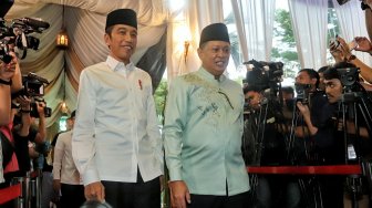 Presiden Joko Widodo didampingi Ketua DPR RI Bambang Soesatyo menghadiri buka puasa bersama di Rumah Dinas Ketua DPR Kawasan Widya Chandra Jakarta, senin (13/5). [Suara.com/Muhaimin A Untung]