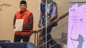 Bupati Jepara Ahmad Marzuqi mengenakan rompi tahanan seusai diperiksa di gedung KPK, Jakarta, Senin (13/5).  [ANTARA FOTO/Hafidz Mubarak]