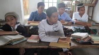 Santri melaksanakan kajian Kitab Kuning di Pondok Pesantren Al-Miizan, Kabupaten Bogor, Jawa Barat, Senin (13/5). [Suara.com/Arief Hermawan P]