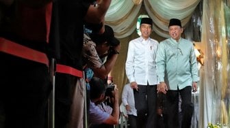 Presiden Joko Widodo didampingi Ketua DPR RI Bambang Soesatyo menghadiri buka puasa bersama di Rumah Dinas Ketua DPR Kawasan Widya Chandra Jakarta, senin (13/5). [Suara.com/Muhaimin A Untung]