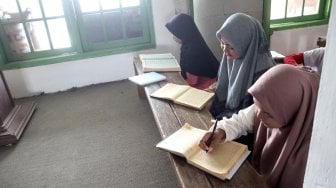 Santri melaksanakan kajian Kitab Kuning di Pondok Pesantren Al-Miizan, Kabupaten Bogor, Jawa Barat, Senin (13/5). [Suara.com/Arief Hermawan P]