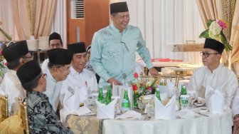 Presiden Joko Widodo dengan Wapres Jusuf Kalla bersama Ketua DPR RI Bambang Soesatyo dan Ketua MPR RI Zulkifli Hasan ketika menghadiri buka puasa bersama di Rumah Dinas Ketua DPR Kawasan Widya Chandra Jakarta, senin (13/5). [Suara.com/Muhaimin A Untung]