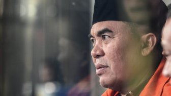 Bupati Jepara Ahmad Marzuqi mengenakan rompi tahanan seusai diperiksa di gedung KPK, Jakarta, Senin (13/5).  [ANTARA FOTO/Hafidz Mubarak]