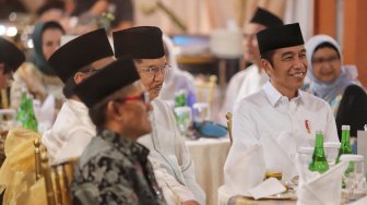 Presiden Joko Widodo dengan Wapres Jusuf Kalla bersama Ketua DPR RI Bambang Soesatyo dan Ketua MPR RI Zulkifli Hasan ketika menghadiri buka puasa bersama di Rumah Dinas Ketua DPR Kawasan Widya Chandra Jakarta, senin (13/5). Ketua DPR RI Menggelar buka puasa bersama pimpinan lembaga tinggi negara. [Suara.com/Muhaimin A Untung]