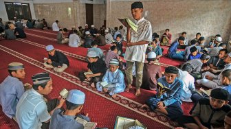 Sejumlah santri mengikuti kegiatan menghafal Alquran (Hafiz Quran) di Pondok Pesantren As Sunnah, Paseh, Kota Tasikmalaya, Jawa Barat, Senin (13/5). [ANTARA FOTO/Adeng Bustomi]