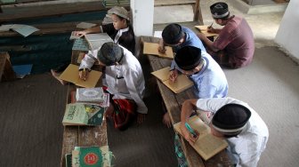 Santri melaksanakan kajian Kitab Kuning di Pondok Pesantren Al-Miizan, Kabupaten Bogor, Jawa Barat, Senin (13/5). [Suara.com/Arief Hermawan P]