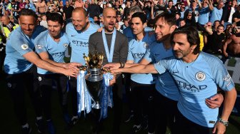Manajer Manchester City Pep Guardiola merayakan gelar juara Liga Inggris 2018/2019 di American Express Community Stadium, Brighton, Inggris, Minggu (12/5). [Glyn KIRK / AFP]