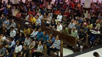 Kenang Tragedi Bom Surabaya, Doa Lintas Agama di Gereja SMTB