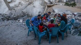 Warga Gaza berbuka puasa di rumah mereka yang hancur selama eskalasi dua hari, di Rafah, jalur Gaza Selatan. Rabu (8/5). [AFP Photo/Said Khatib]